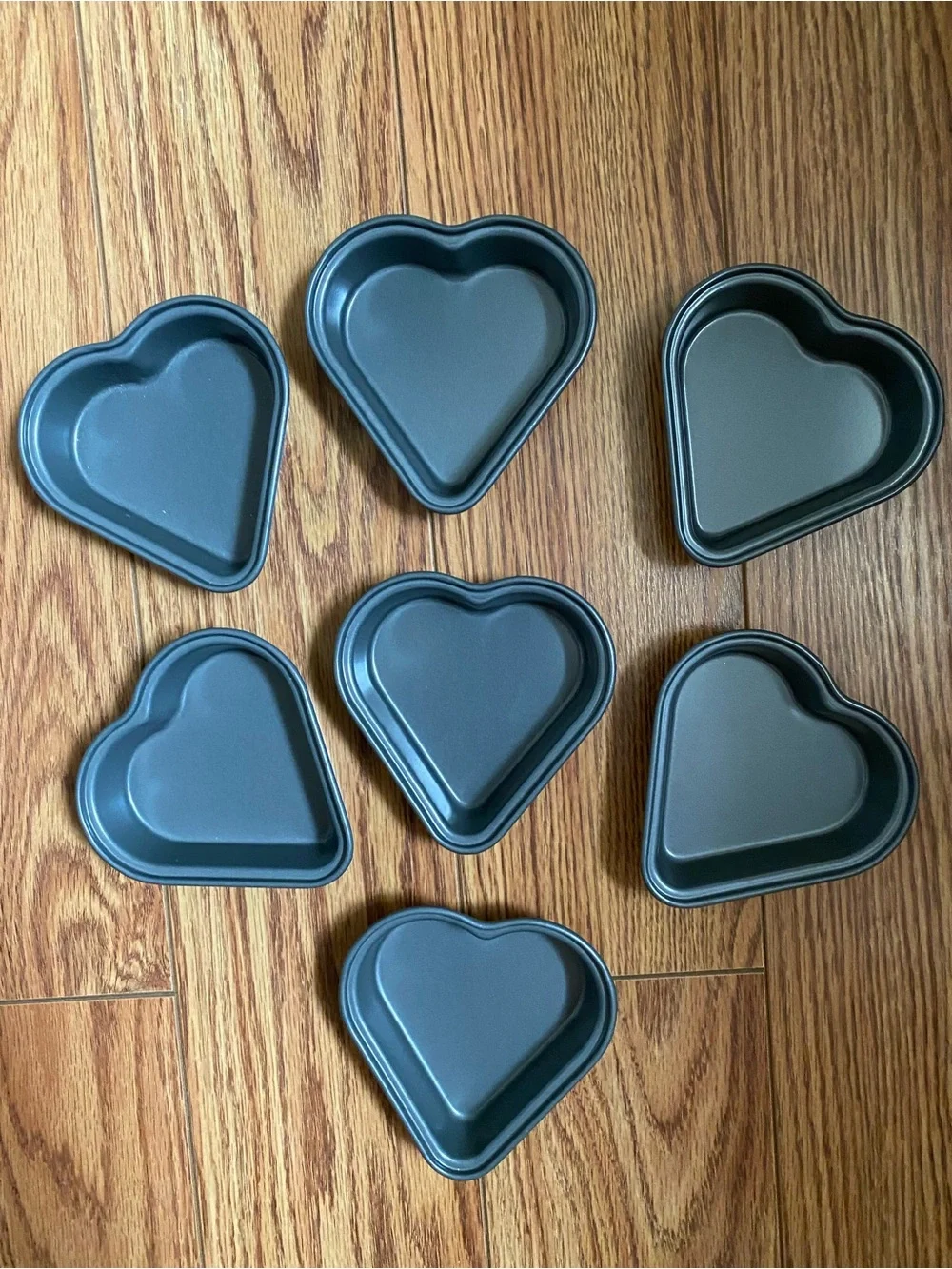 SET OF 7 NON-STICK HEART SHAPED MINI BAKING PANS